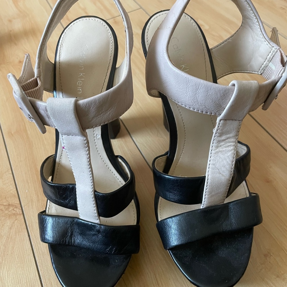 EUC Sz.6 Calvin Klein Women's Black and Cream Sandals